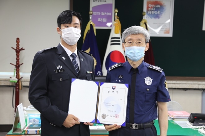 유태오 소장이 7급 신규 임용 공무원에게 임명장을 전달하고 기념촬영.(사진제공=부산구치소)