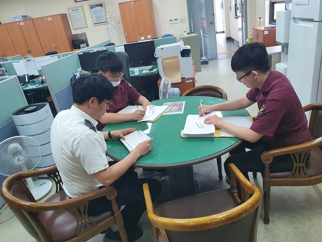 학원 98곳에 보내는 교통사고예방을 위한 서한문. (사진제공=창원서부경찰서)