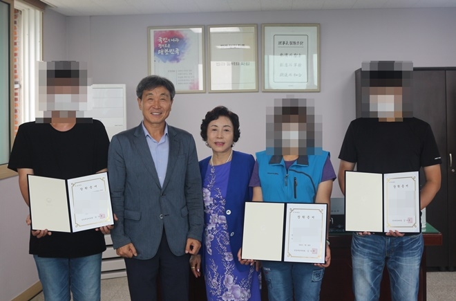 2차 장학증서 전달식을 갖고 김나현 부위원장과 이흥수 지부장이 기념촬영.(사진제공=한국법무보호복지공단 부산지부)
