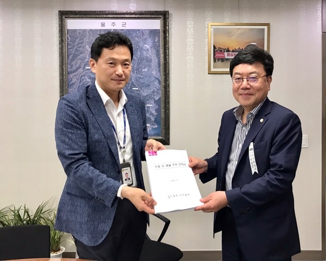 서범수 의원(사진우측)이 국토부관계자에게 지역주민 건의서를 전달하고 있다.(사진제공=서범수의원실)