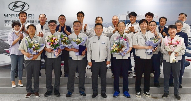 현대자동차 울산공장 동호회 푸른봉사회와 89넝쿨회 회원들, 개인 수상자들이 기념 촬영을 하고 있다.(사진제공=현대자동차울산공장)