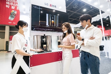 모델들이 LG 홈브루 시음행사에 참여하고 있다. 사진=LG전자