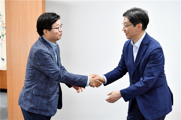 염태영 최고위원 후보, 김경수 경남도지사와 면담 “지방과 수도권의 상생발전으로 지방소멸을 막아야 한다” 뜻 모아