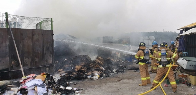 3일 소방대가 울산북구 한 재활용센터 화재를 진화하고 있다.(사진제공=울산소방본부)