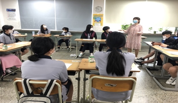 청도중 1년 학생들을 대상으로 법·진로체험 교육을 하고 있다.(사진제공=대구청소년꿈키움센터)