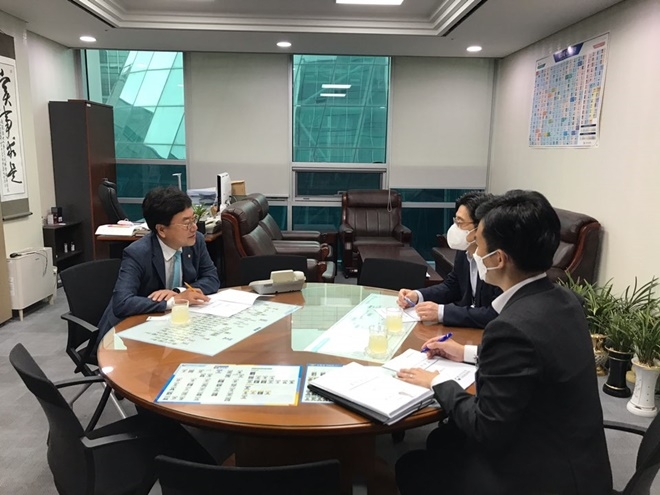 서범수 의원이 행정안전부 지방재정 관련 업무보고를 받고 있다.(사진제공=서범수의원실)