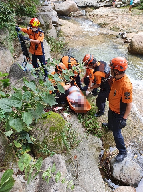 요구조자 인양준비를 하고 있다.(사진제공=부산소방재난본부)
