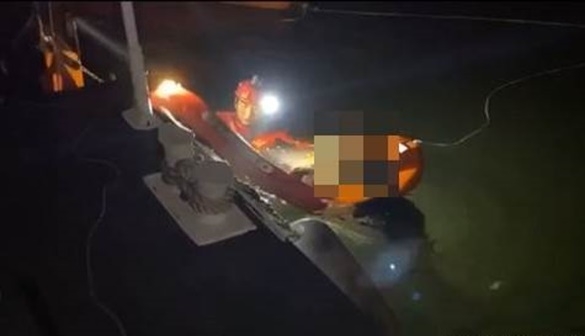 해경이 익수자를 구조하고 있다.(사진제공=부산해양경찰서)