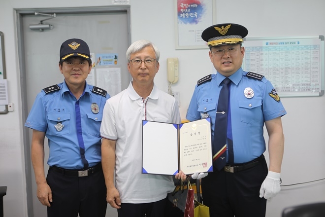 이광진 서장(사진우측)이 5일 해상표류자 3명을 구조한 민간해양구조선 선장에게 감사장을 전달하고 기념촬영.(사진제공=부산해양경찰서)