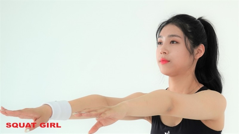 스쿼트 자세를 취하고 있는 소녀주의보 지성. 사진=스쿼트걸