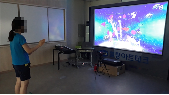 VR과 스크린을 통한 디지털 체험을 하고 있다.(사진제공=정심여자중고등학교)