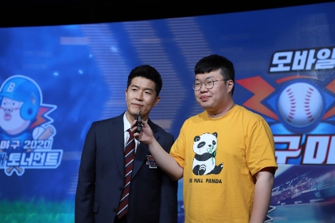 지난 31일 열린 BJ 봉준배 마구마구2020 토너먼트에서 마구마구2020 모바일 광고모델로 발탁된 김병현(왼쪽)이 인터뷰에 응하고 있다. 오른쪽은 BJ와꾸대장봉준. 사진=넷마블