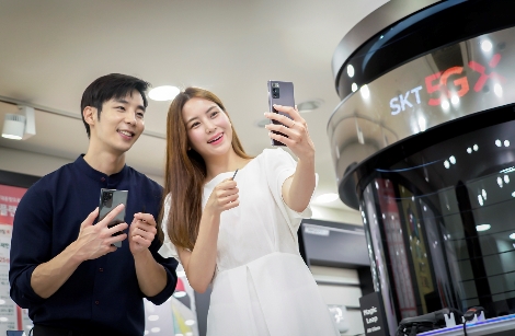 SK텔레콤 홍보모델들이 서울 을지로에 위치한 T월드 매장에서 갤럭시 노트20 5G를 선보이고 있다. 사진=SK텔레콤