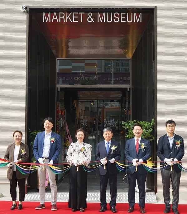 8월 7일 본점 리뉴얼 오픈 기념 커팅식. (사)삼진이음 홍순연 단장, 삼진인터내셔널 박용준 대표, 삼진식품 이금복 이사, 박종수 회장, 황창환 대표, 안홍진 매장 부문장.(사진제공=삼진어묵)