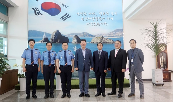 왼쪽부터 하병철 경비과장, 차동식 기획운영과장, 이광진 부산해경서장, 박재호 국회의원, 배동주 정보과장, 신주철 수사과장, 박상욱 해양수산사무관.(사진제공=부산해양경찰서)