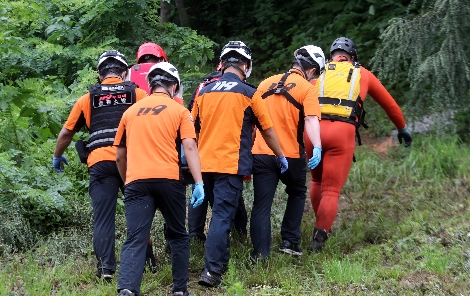 강원 춘천시 의암호에서 선박 전복 사고로 실종된 5명 중 2명이 8일 오후 1시 59분께 춘천시 서면 덕두원리 등선폭포 앞 북한강 변에서 발견돼 구조대원이 병원으로 옮기고 있다. 사진=연합뉴스