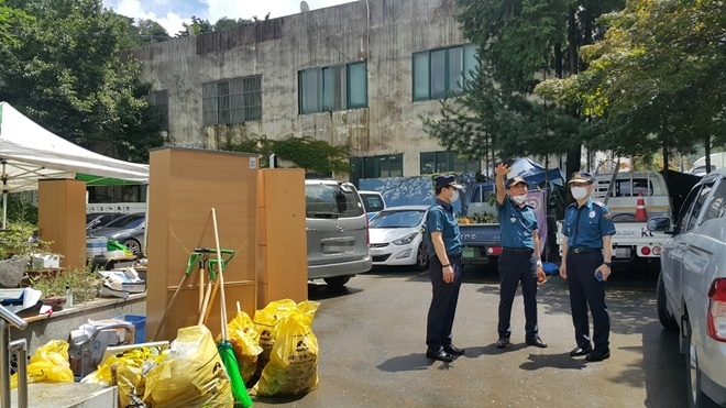 남구준 경남경찰청장이 9일 수해복구현장을 방문해 선제적 경찰활동을 주문하고 있다.(사진제공=경남경찰청)