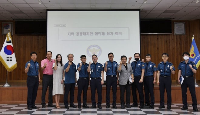 11일 경찰서 4층강당에서 열린 지역 공동체치안 협의체 정기회의 기념촬영.(사진제공=창원중부경찰서)