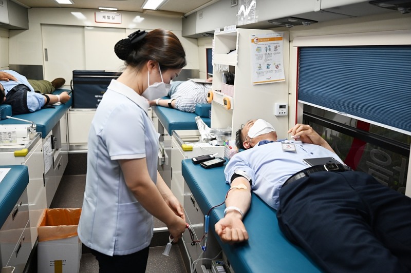 한국철도 본사 직원들이 대전 사옥에서 11일 발열체크와 마스크 착용 등 감염증 예방 수칙을 준수하며 헌혈 캠페인에 동참하고 있다.(사진=코레일)