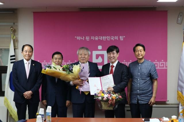 12일 이균태 시당 고문에게 표창을 수여하고 기념촬영.(사진제공=미래통합당부산시당)