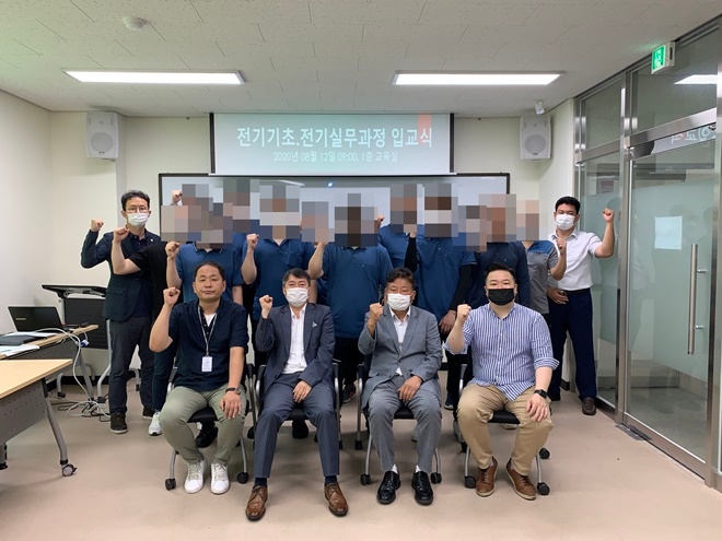 경북기술교육원 전기기초 및 전기실무과정 입교식을 갖고 기념촬영.(사진제공=한국법무보호복지공단경북지부)
