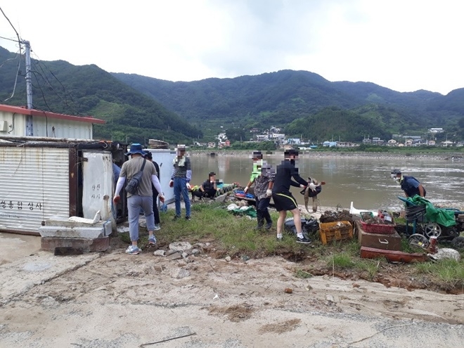 하동군 지역 수재민 돕기에 나서고 있다.(사진제공=진주준법지원센터)