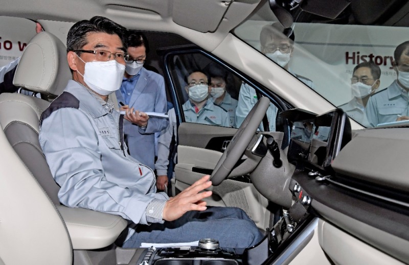 13일 경기 광명 소하리 공장을 방문한 기아차 송호성 사장이 이달 출시를 앞둔 신형 4세대 카니발의 내부를 점검하고 있다.(사진=기아자동차)