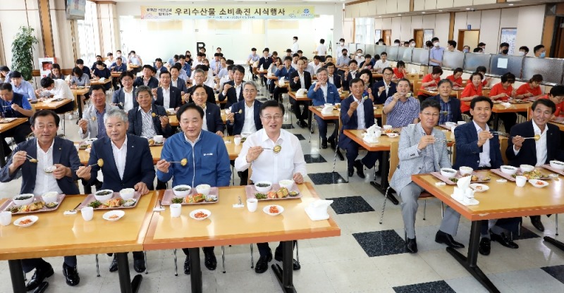 . 윤재갑 의원(사진 앞줄 중앙) 이 13일 수협중앙회 구내식당에서 임준택 회장(사진 앞줄 왼쪽에서 세번째)을 비롯한 임직원들과 우리 수산물 소비 촉진을 위해 수산물로 구성된 점심식사를 함께하고 있다. (사진=수협중앙회)