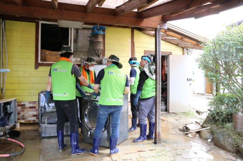 지난 13일 전남 구례군 수해현장을 방문한 LH 나눔봉사단이 수해 복구활동을 벌이고 있다.(사진=LH)