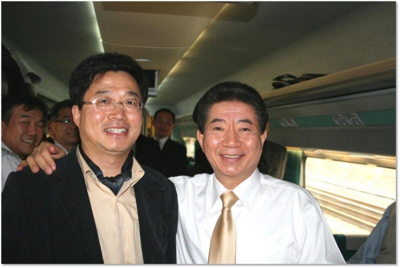 사진=고 노무현 대통령이 임기를 마치고 봉하마을 내려가는 기차안에서