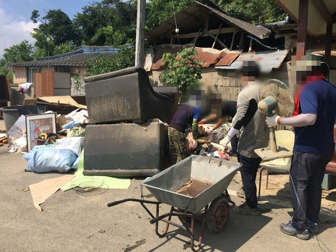 사회봉사대상자들이 합천군 쌍책면에서 긴급 수해복구 작업에 구슬땀을 흘리고 있다.(사진제공=창원준법지원센터)