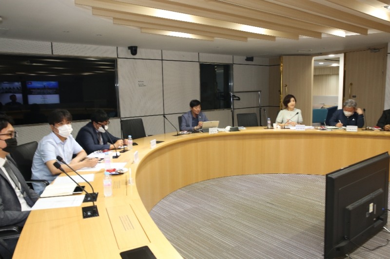 김택진 LX 공간정보본부장(테이블 가운데)과 티브로사 캄보디아 국가과학기술위원회(NSTC) 위원장 대리가 캄보디아 공간정보 인프라 기본데이터 시범구축을 위해 원격 화상회의에 통해 이야기를 나누고 있다. (사진=LX)