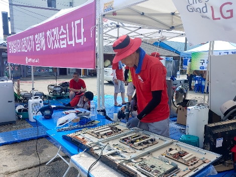 LG전자 서비스엔지니어들이 침수 가전을 수리하고 있다. 사진=LG전자