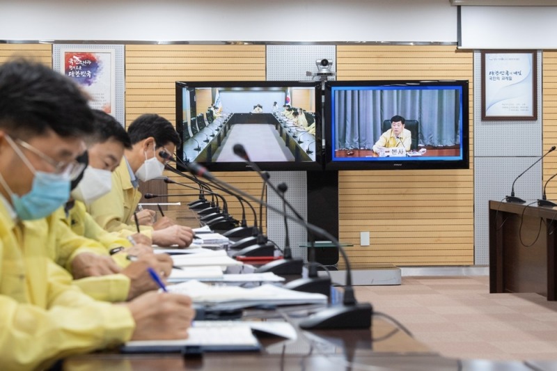 한국철도(코레일)가 18일 오전 대전 본사에서 ‘코로나 확진자 급증에 따른 긴급 영상회의’를 소집하고, 철도 전 분야에서 ‘사회적 거리두기’ 2단계 대응 조치 등 코로나 방역 태세를 점검했다.(사진=코레일)