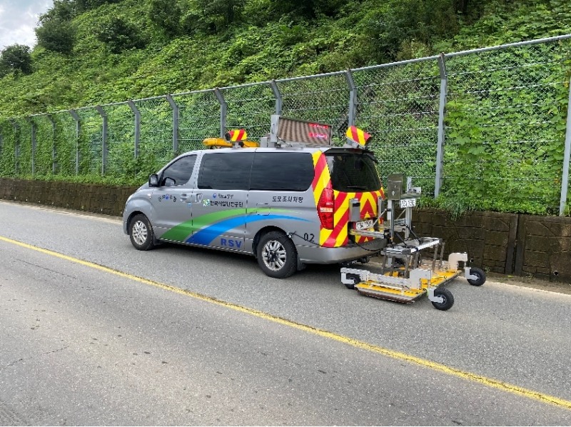 차량형 3D 지표투과 레이더로 싱크홀을 탐사하는 모습. (사진=한국시설안전공단)