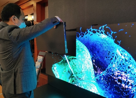 LG LED 사이니지 테크세미나 참가자가 행사장 내부에 마련한 체험존에서 케이블리스 콘셉트의 LED 사이니지를 직접 설치해보고 있는 모습. 사진=LG전자