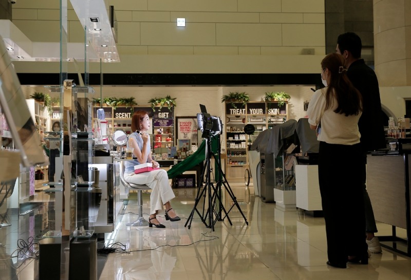 AK플라자, 모델 이선진과 화장품 라방 진행