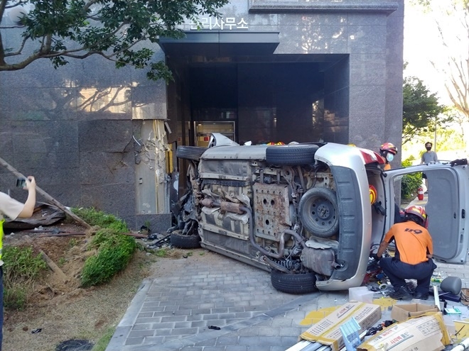 20일 오전 7시 55분경 동구 초량동 한 아파트 내 카렌스차량 우전도 사고.(사진제공=부산경찰청)