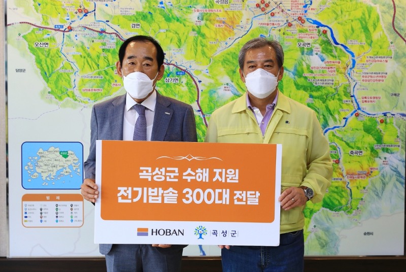 호반건설 구호물품 전달식 (왼쪽 남도문화재단 윤주봉 이사장, 오른쪽 유근기 곡성군수).(사진=호반건설)