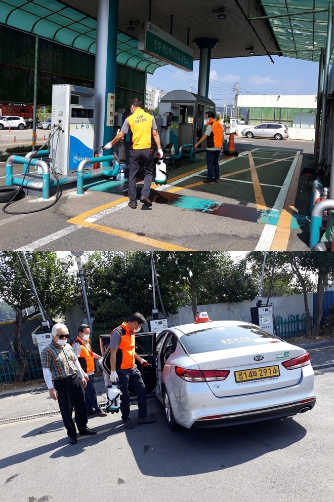 진주소방서 의용소방대가 코로나19 확산 방지 방역활동을 하고 있다.(사진제공=진주소방서)