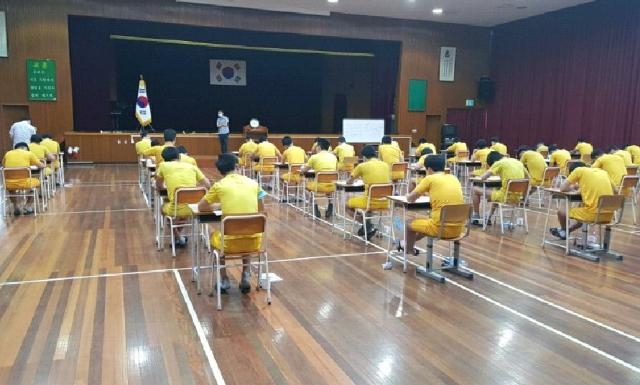 원생들이 제2회 검정고시에 응시하고 있다.(사진제공=대구소년원)