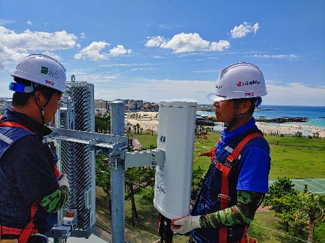 지난해 여름 LG유플러스 관계자들이 남부지방의 한 해수욕장 인근에 5G 기지국을 설치하고 있는 모습. 사진=LG유플러스