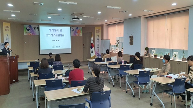 울산지검 이정호 소년담당검사가 25일 교사들을 상대로 소년사건처리절차에 대해 강의하고 있다.(사진제공=울산청소년꿈키움센터)