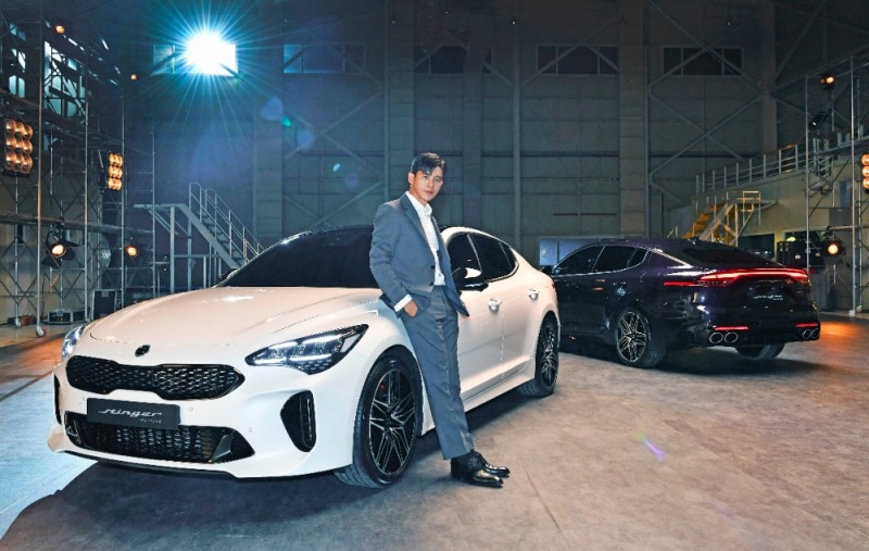 배우 고수와 스팅어 마이스터.(사진=기아자동차)