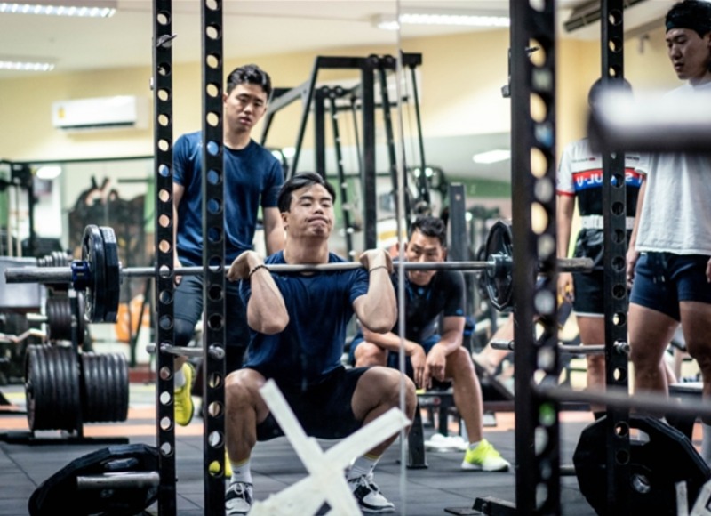 공태민(24기) 선수가 동료 경륜선수들이 지켜보는 가운데 웨이트 트레이닝을 하고 있다. (사진=국민채육진흥공단)