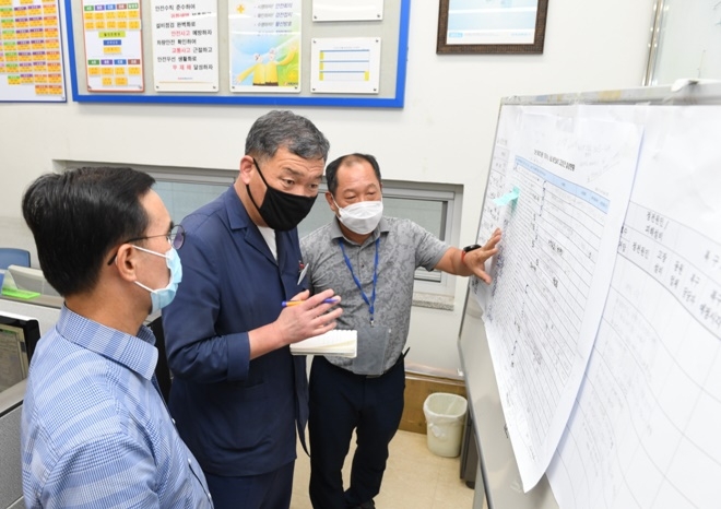3일 오후 3시 오규석 기장군수는 한국전력 기장지사를 방문해 기장군 지역 정전 발생에 대한 조속한 복구를 협조 요청하고 있다.(사진제공=부산기장군)