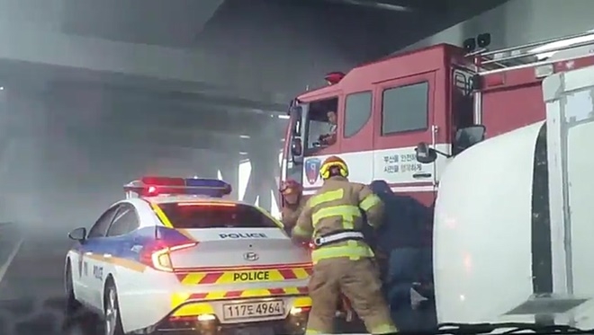 7일 오전 7시48분경 태풍 하이선으로 전도 탑자 운전자를 경찰과 소방의 콜라보로 구조하고 있다.(사진제공=부산경찰청)