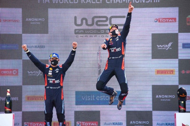 에스토니아에서 열린 ‘2020 월드랠리챔피언십’ 4차 대회에서 우승을 차지한 현대차 월드랠리팀 오트 타낙(Ott Tänak)과 코드라이버 마틴 야베오야(Martin Järveoja), 선수가 우승을 차지한 후 세레모니를 하고 있는 모습.(사진=현대자동차)