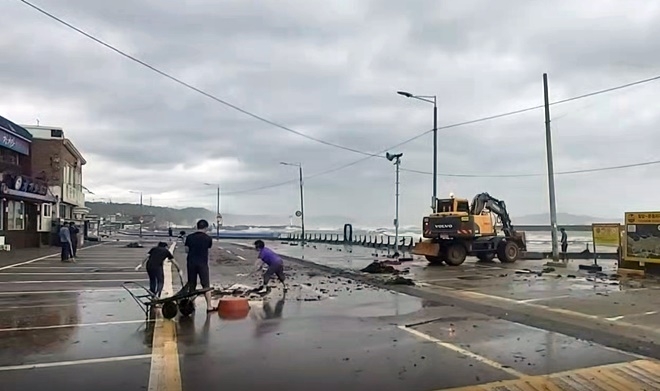 9월 7일 오전 11시경 기장군과 주민들이 기장읍 칠암항 해안도로에서 태풍에 의해 밀려온 돌을 치우며 복구작업을 하고 있다. (사진제공=부산 기장군)