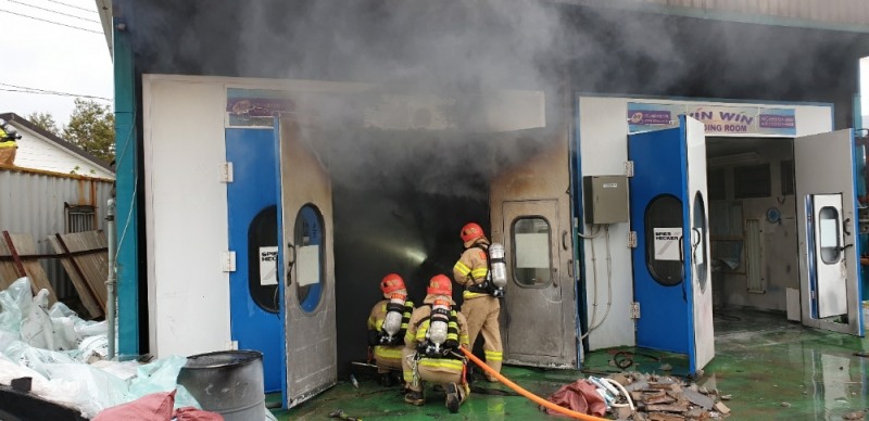 7일 오후 울산 북구 천곡동 자동차정비소 화재를 진화하고 있다.(사진제공=울산소방본부)